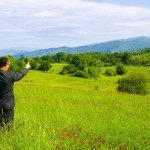 Прекращая право собственности на земельный участок, суд отменяет запись о его госрегистрации и решение госоргана